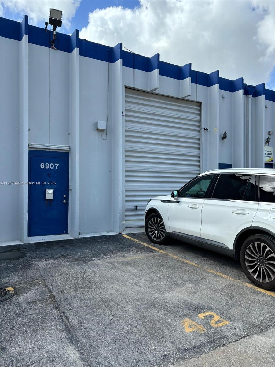 See details 6907 / sq. ft. $ 2025-11-04 0 Photo