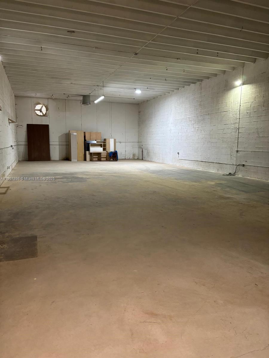 See details 6907 / sq. ft. $ 2025-11-04 0 Photo