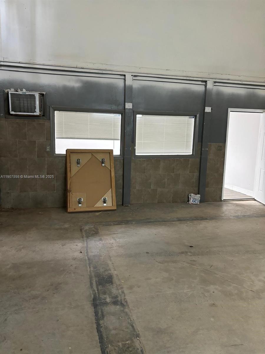 See details 6907 / sq. ft. $ 2025-11-04 0 Photo