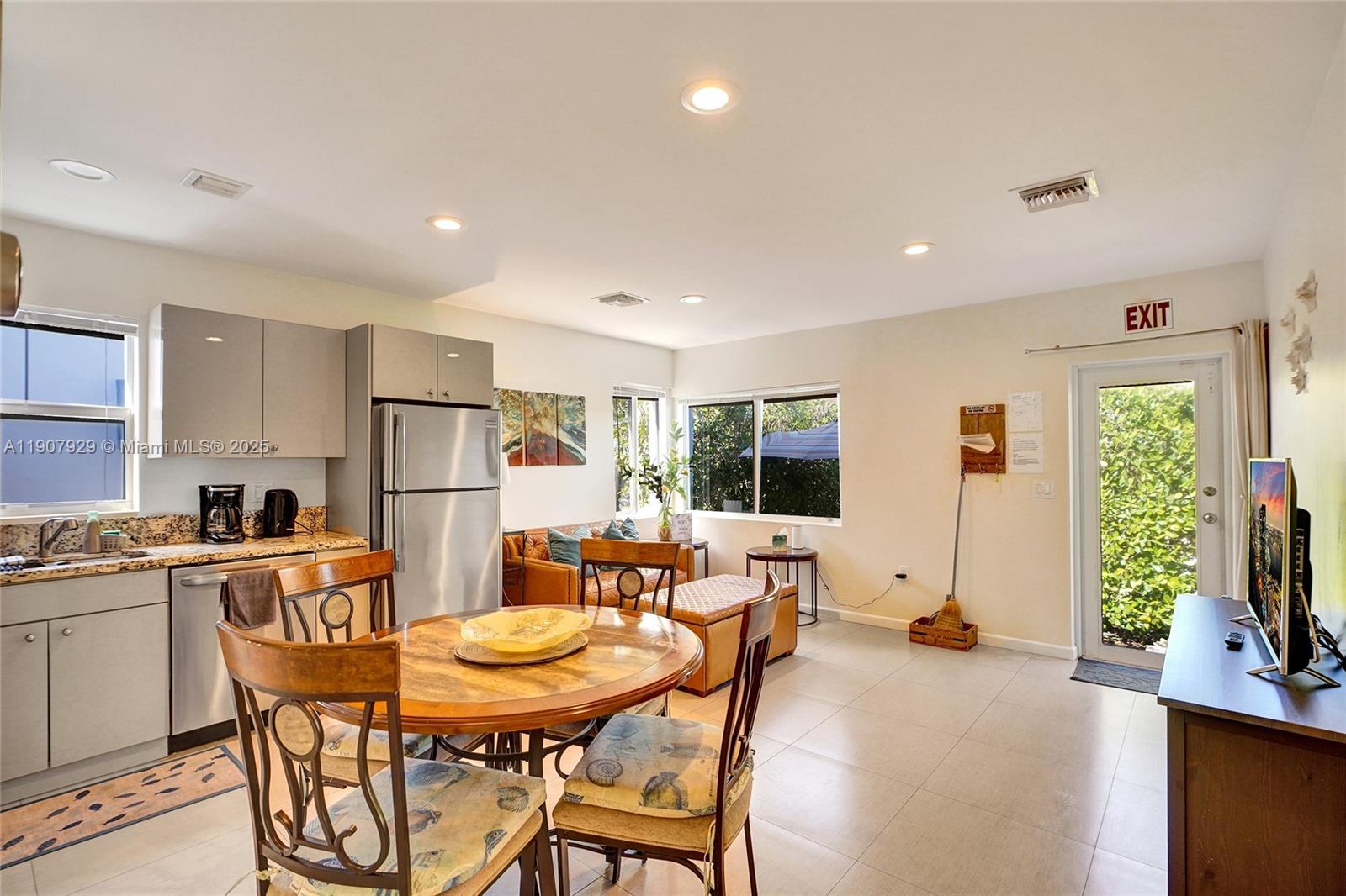 See details / 1700 sq. ft. $ 2025-11-04 0 Photo