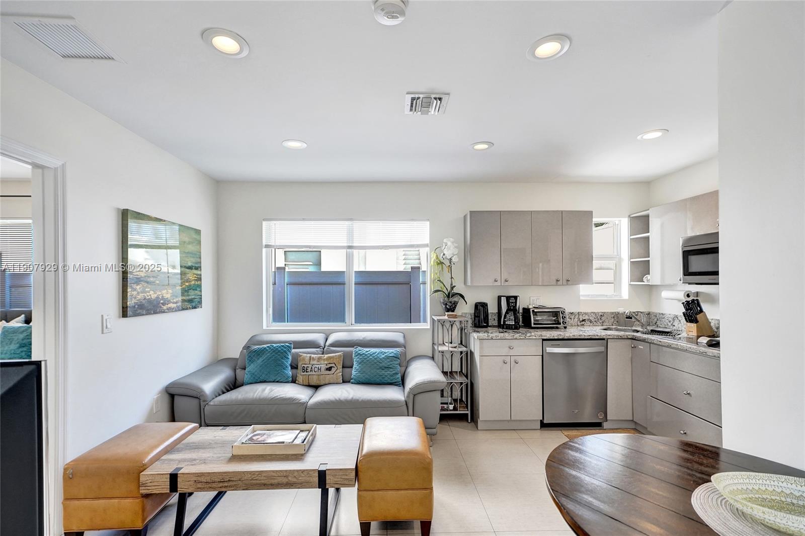 See details / 1700 sq. ft. $ 2025-11-04 0 Photo