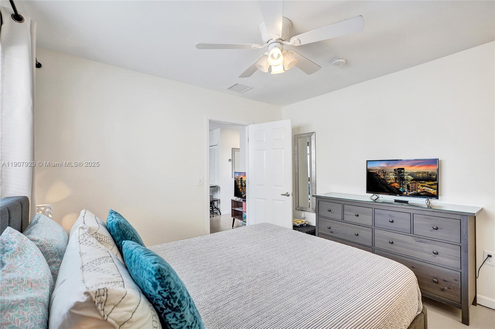 See details / 1700 sq. ft. $ 2025-11-04 0 Photo