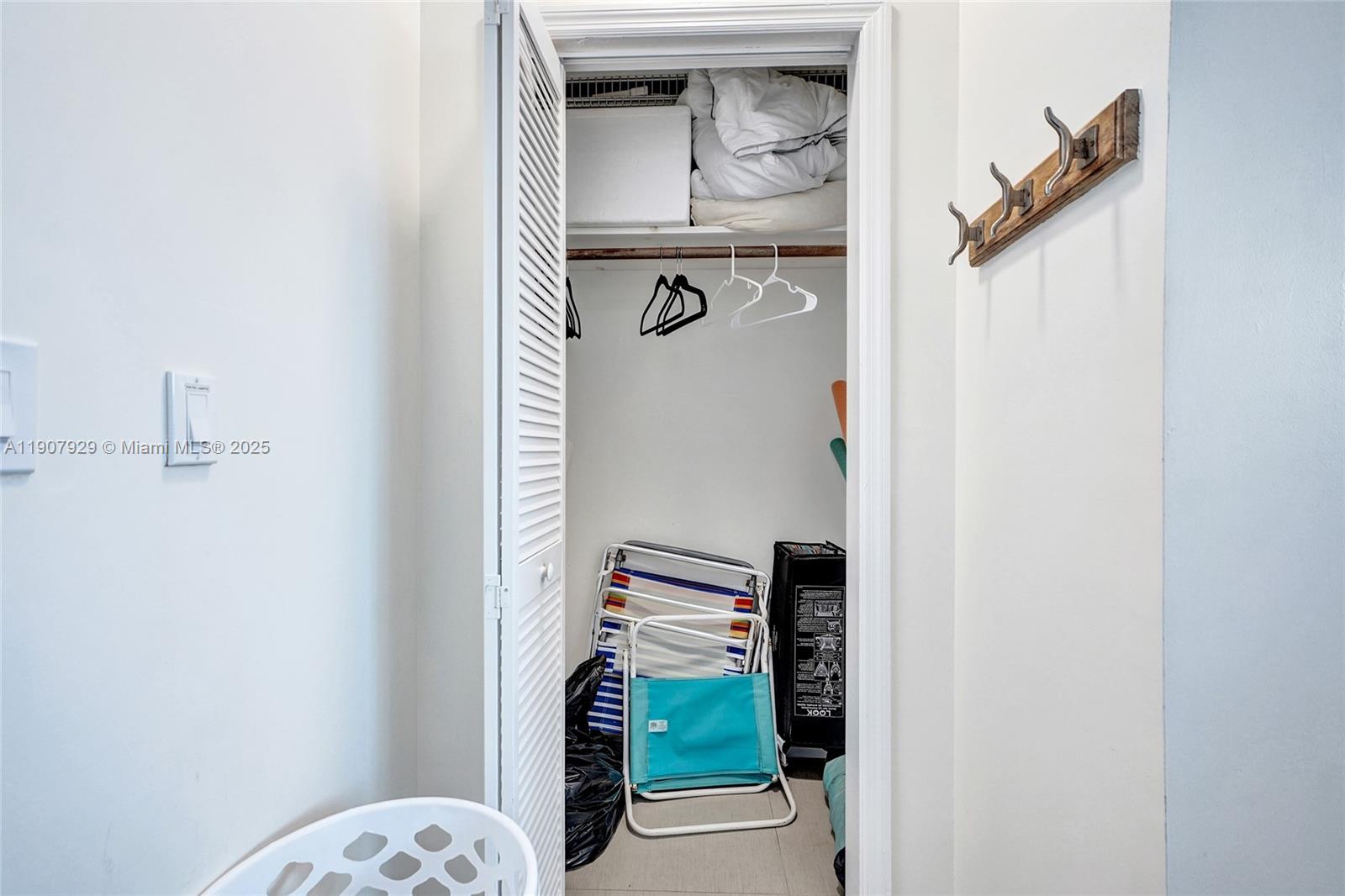 See details / 1700 sq. ft. $ 2025-11-04 0 Photo