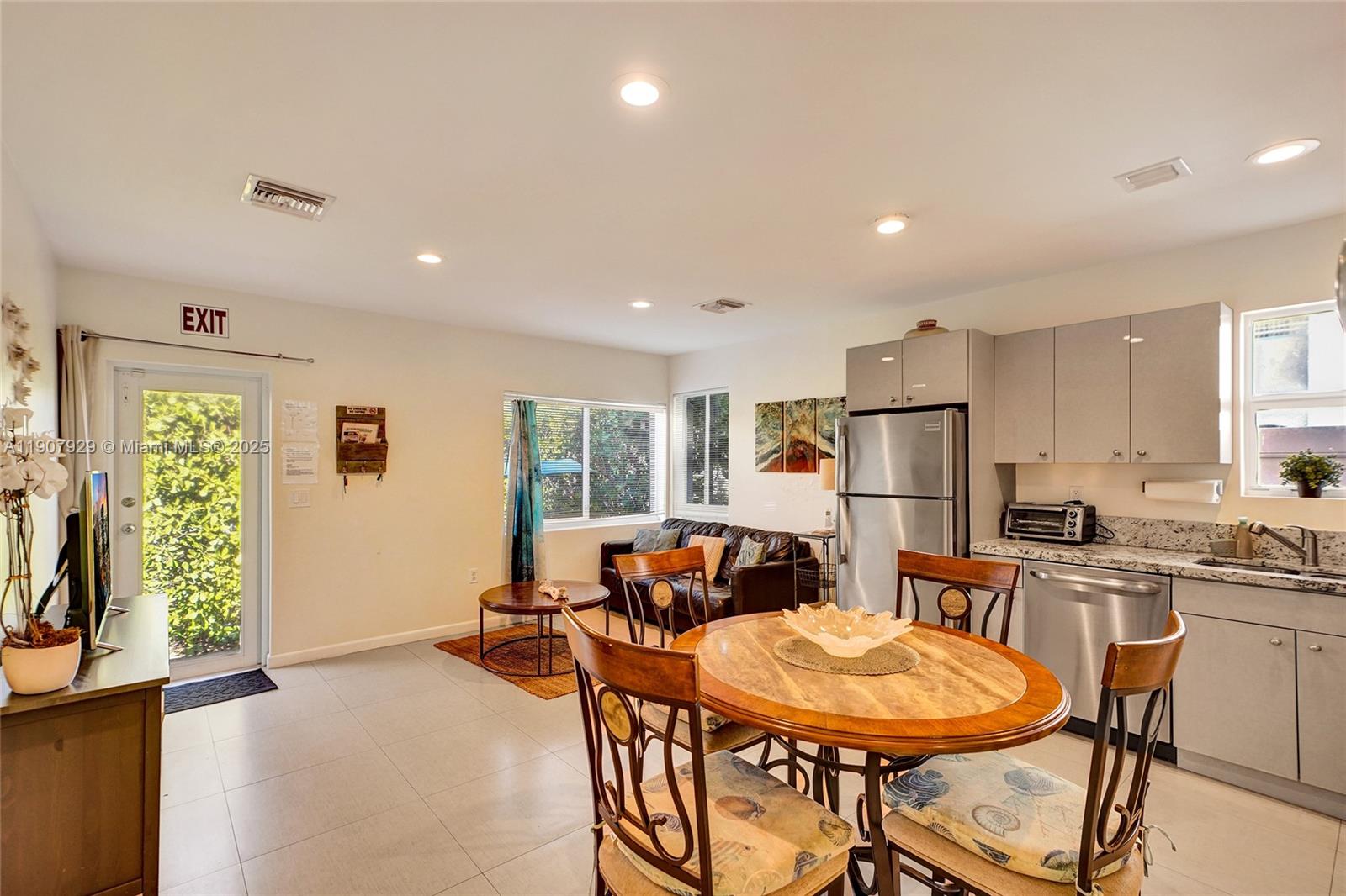 See details / 1700 sq. ft. $ 2025-11-04 0 Photo