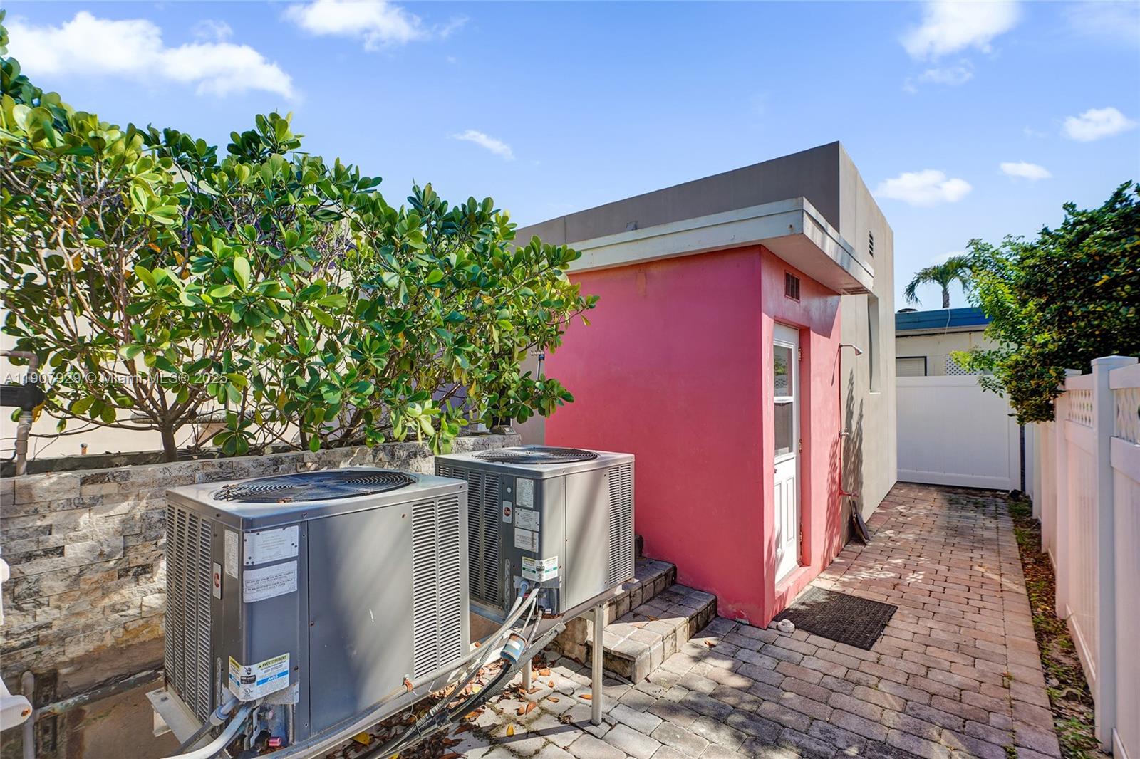 See details / 1700 sq. ft. $ 2025-11-04 0 Photo