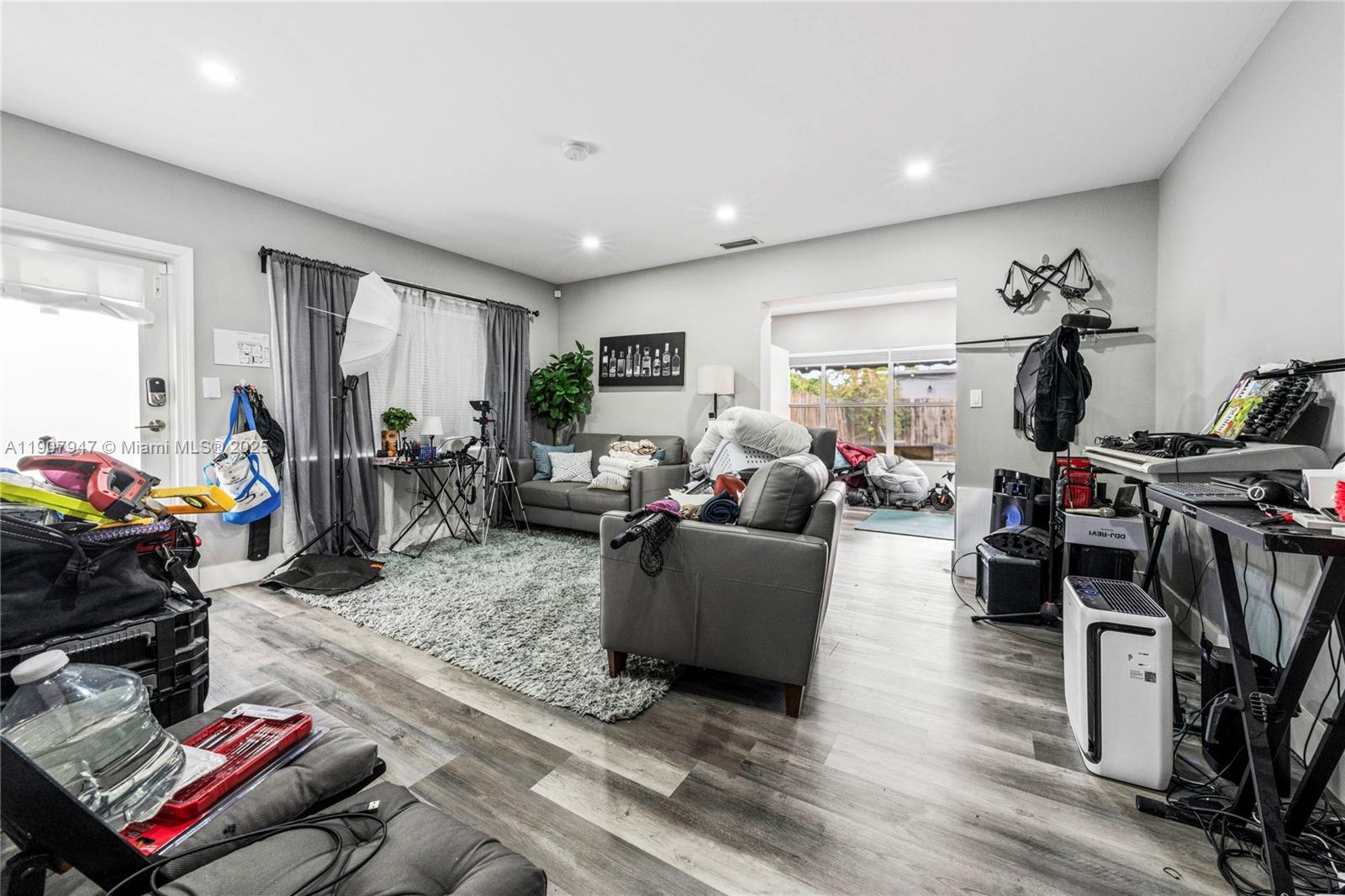 See details / 1938 sq. ft. $ 2025-11-04 0 Photo