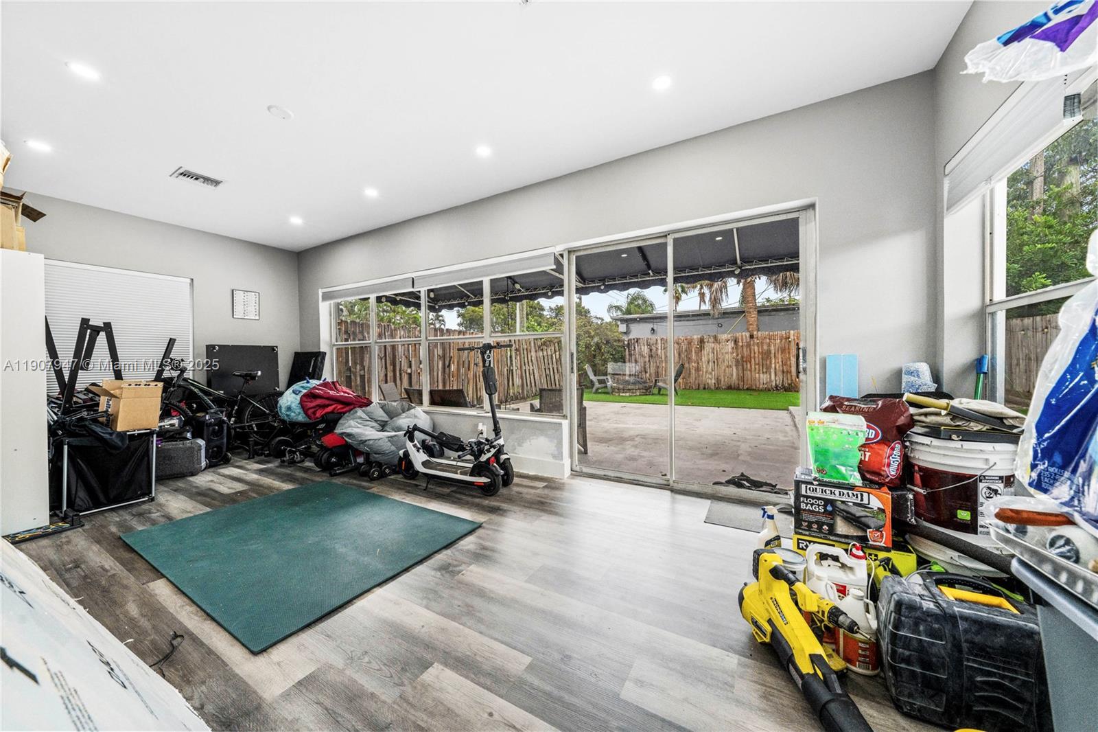 See details / 1938 sq. ft. $ 2025-11-04 0 Photo