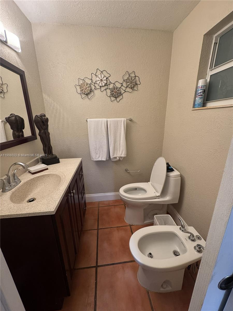 See details 6504 4 / 3 2217 sq. ft. $ 2025-11-04 0 Photo