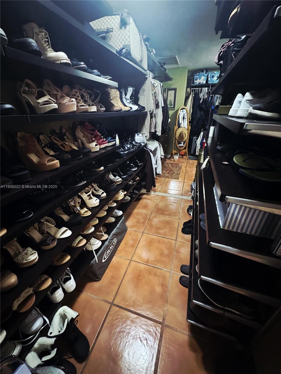 See details 6504 4 / 3 2217 sq. ft. $ 2025-11-04 0 Photo