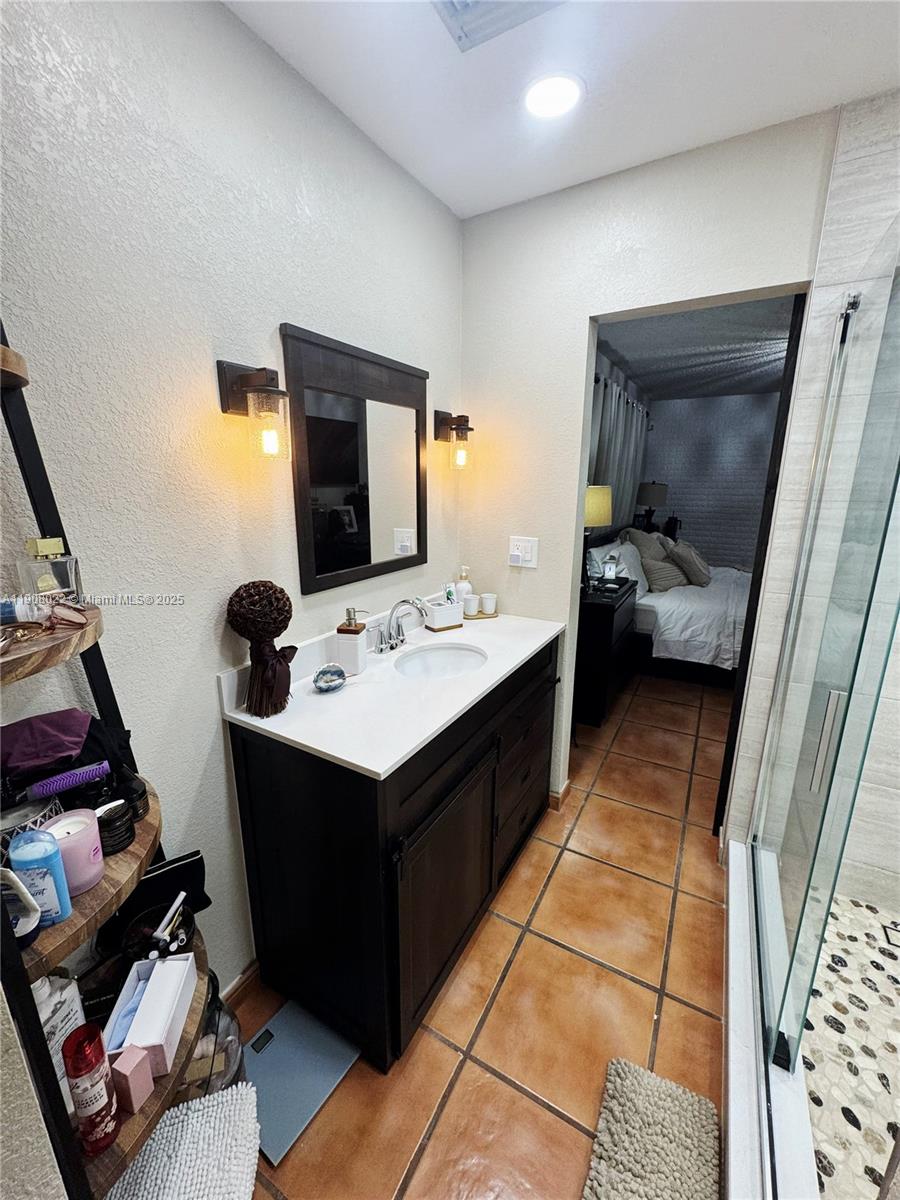 See details 6504 4 / 3 2217 sq. ft. $ 2025-11-04 0 Photo