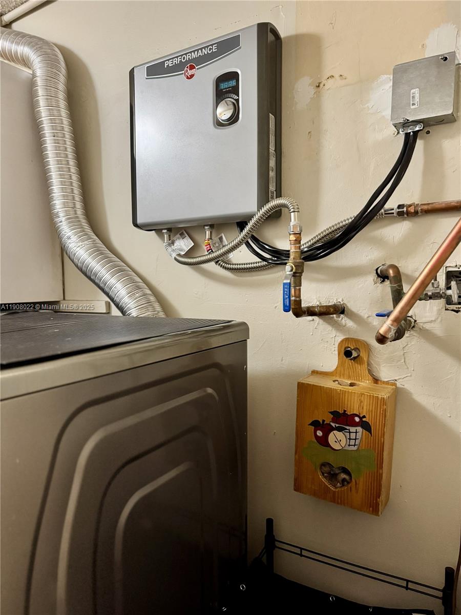 See details 6504 4 / 3 2217 sq. ft. $ 2025-11-04 0 Photo