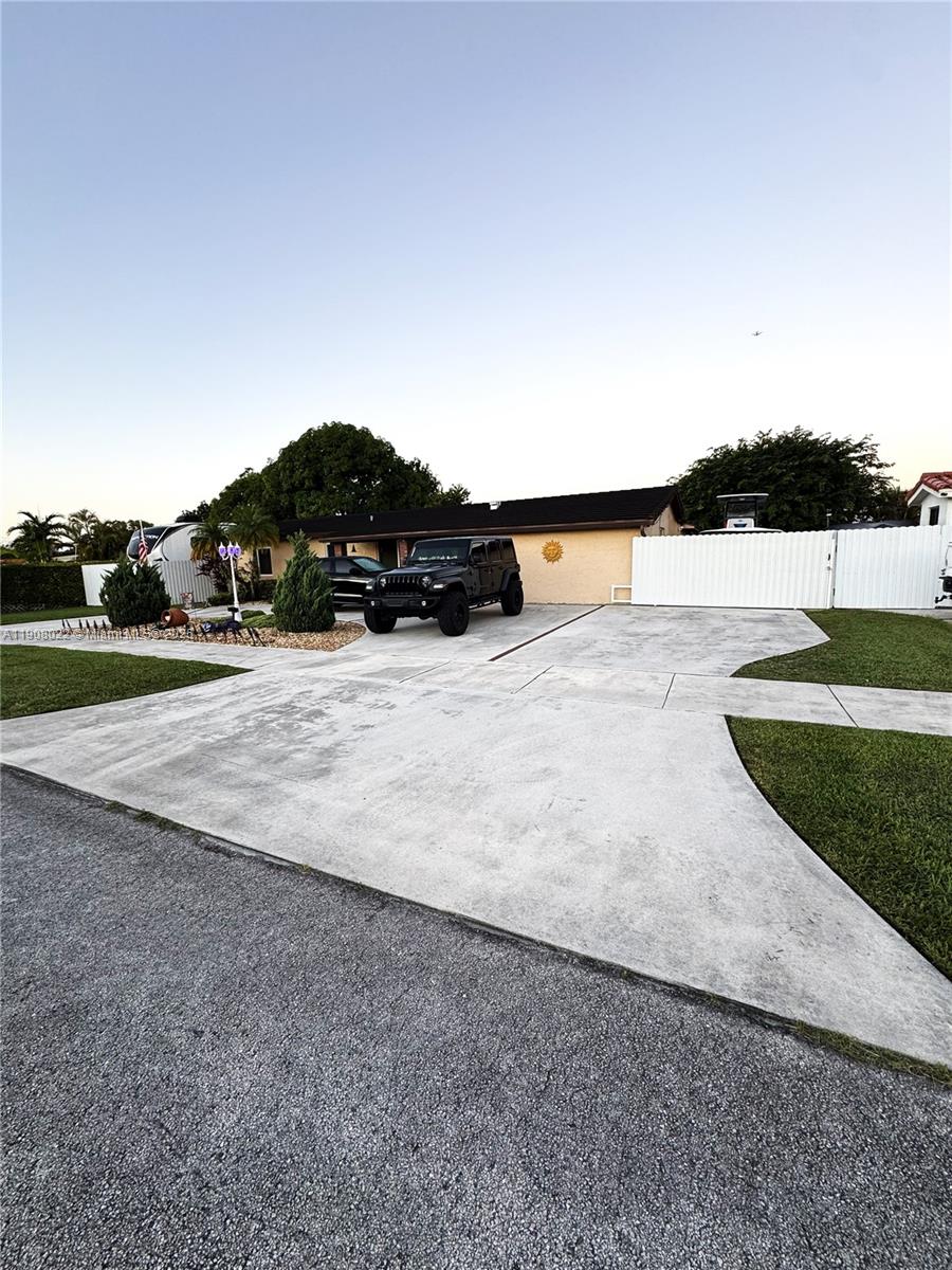 See details 6504 3 / 2 2217 sq. ft. $ 2025-11-04 0 Photo