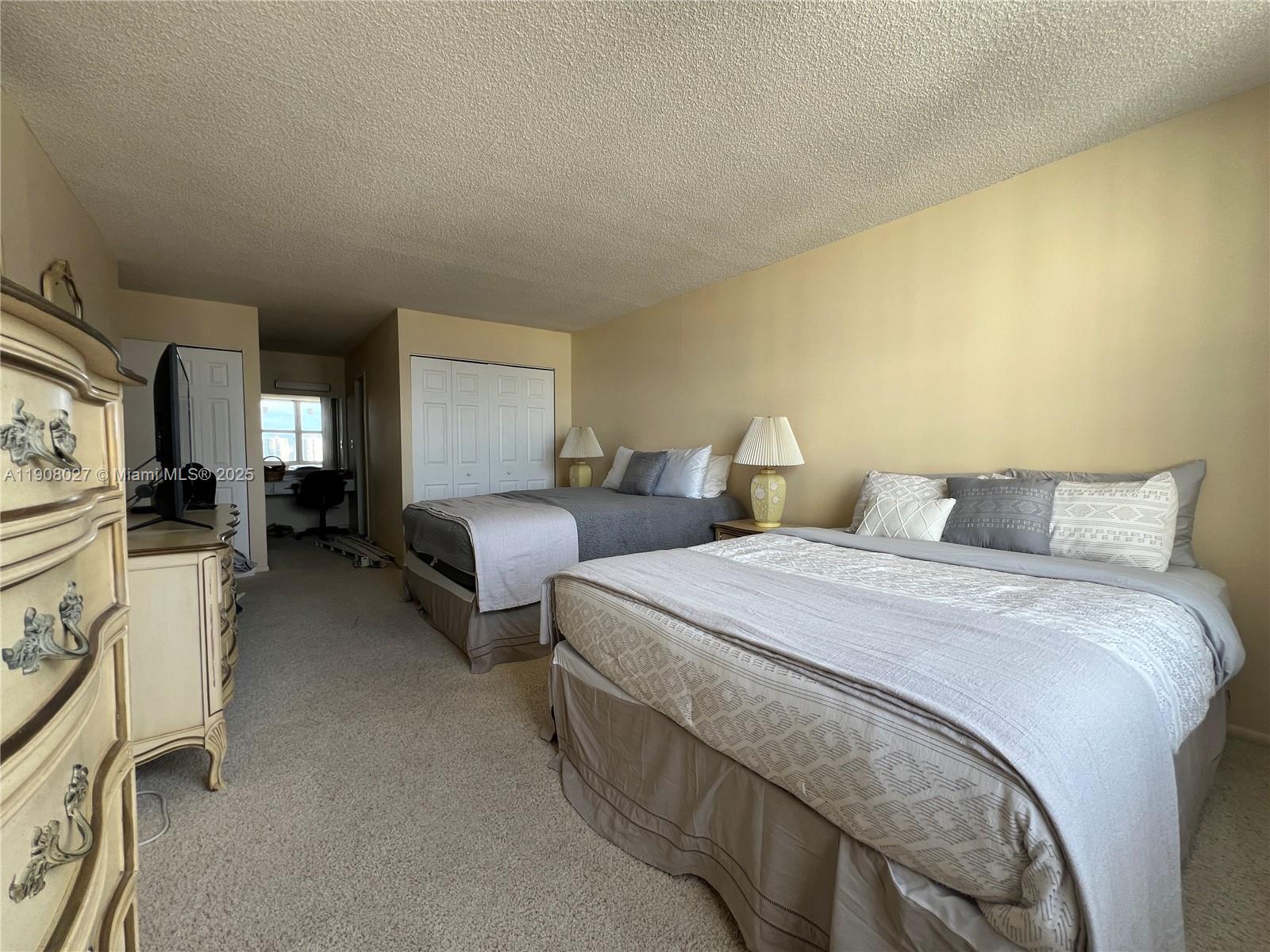 Подробнее 2202 2 / 2 1488 кв.футов $ 2025-11-04 0 Фото