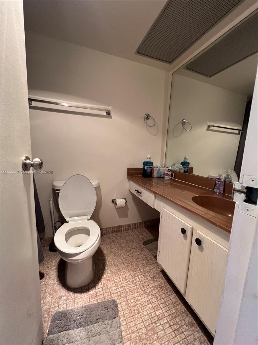 Подробнее 2202 2 / 2 1488 кв.футов $ 2025-11-04 0 Фото