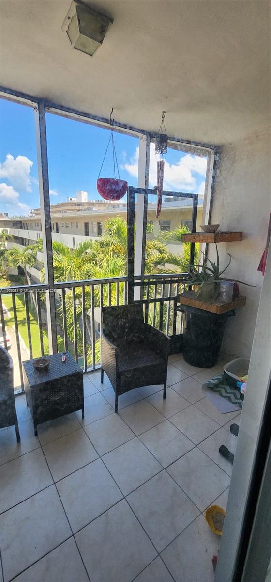 415 1 / 1 909 sq. ft. $ 2025-11-04 0 Photo