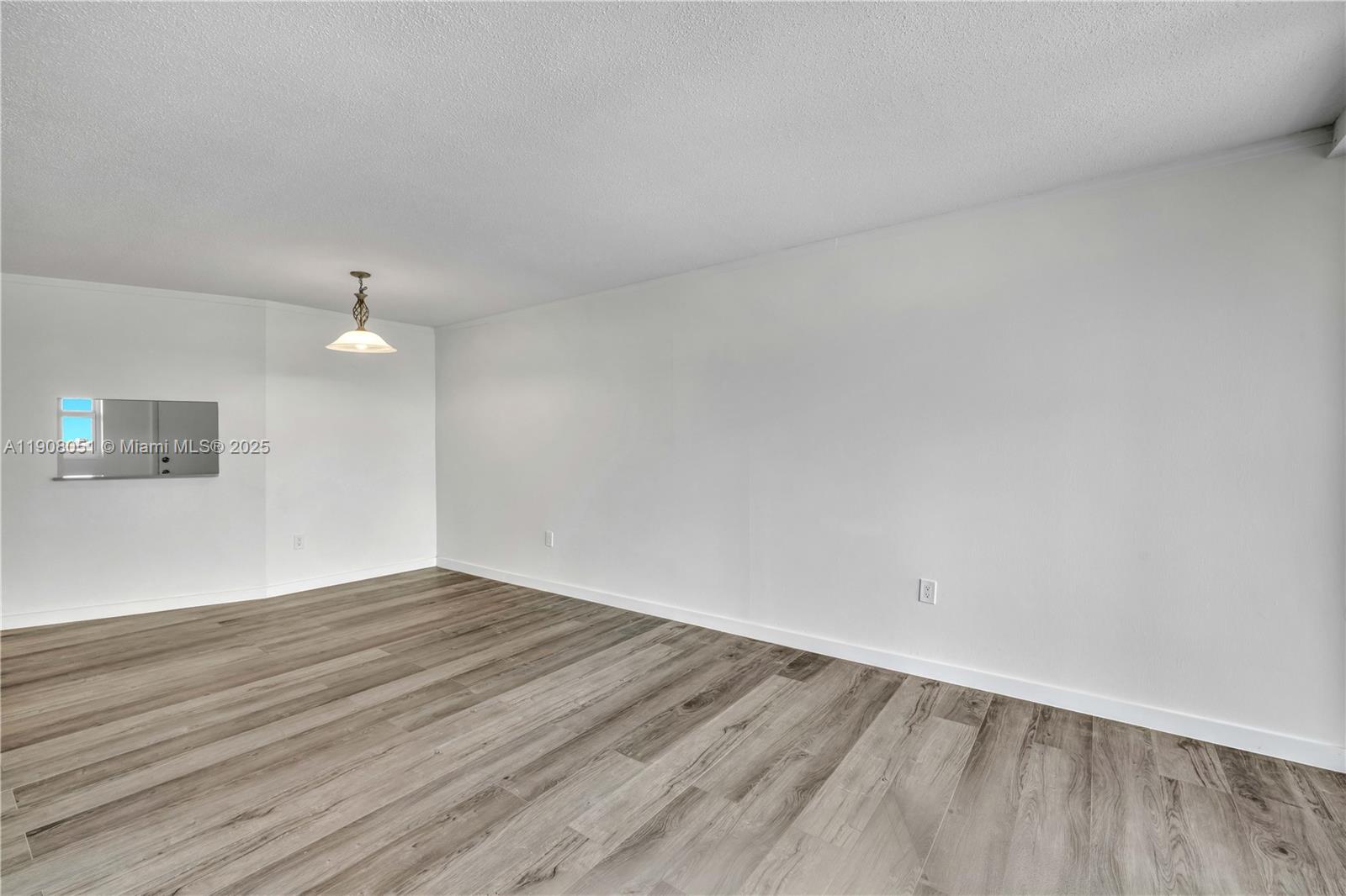 415 1 / 1 909 sq. ft. $ 2025-11-04 0 Photo