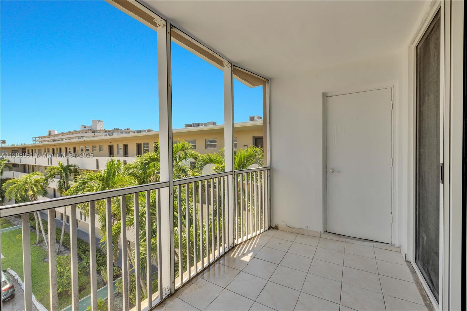 415 1 / 1 909 sq. ft. $ 2025-11-04 0 Photo