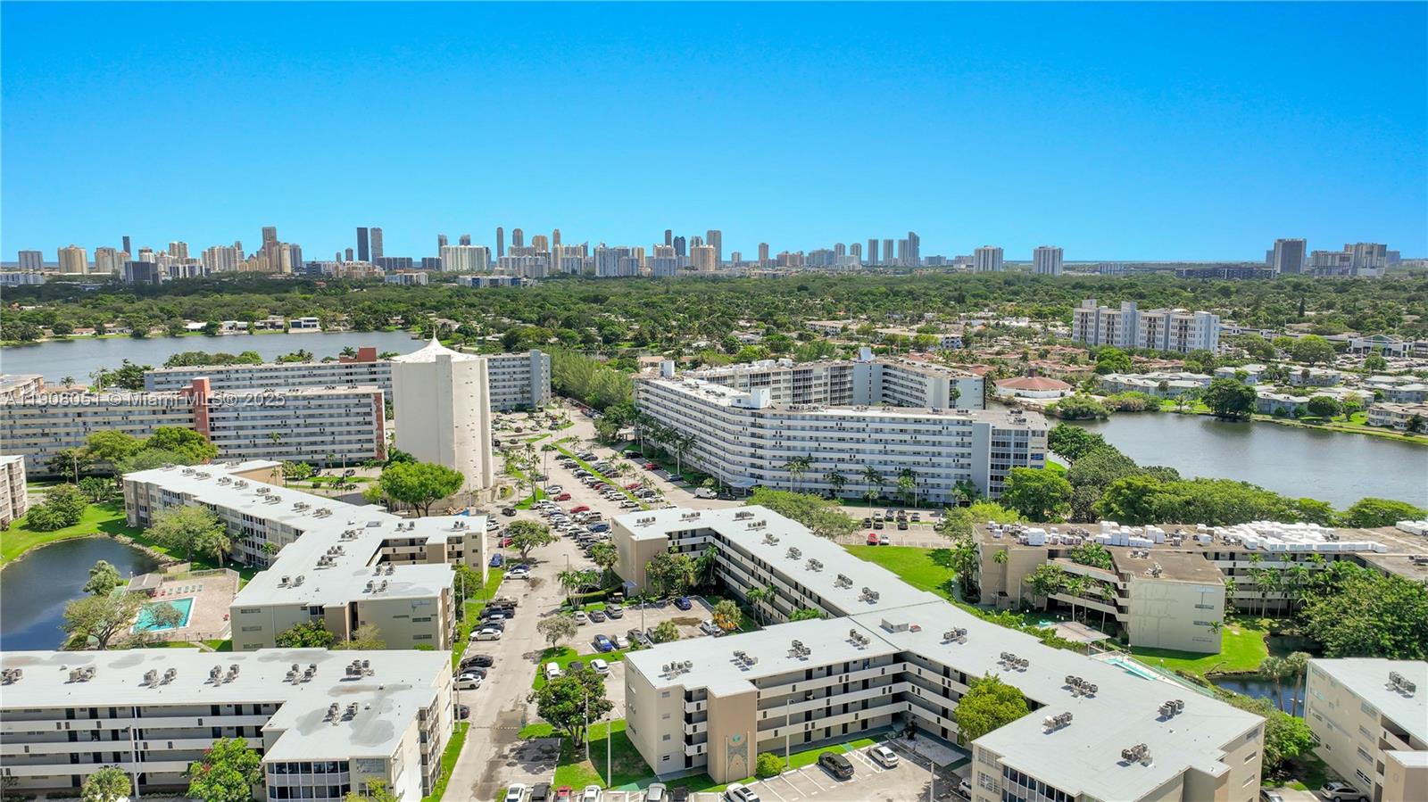 415 1 / 1 909 sq. ft. $ 2025-11-04 0 Photo