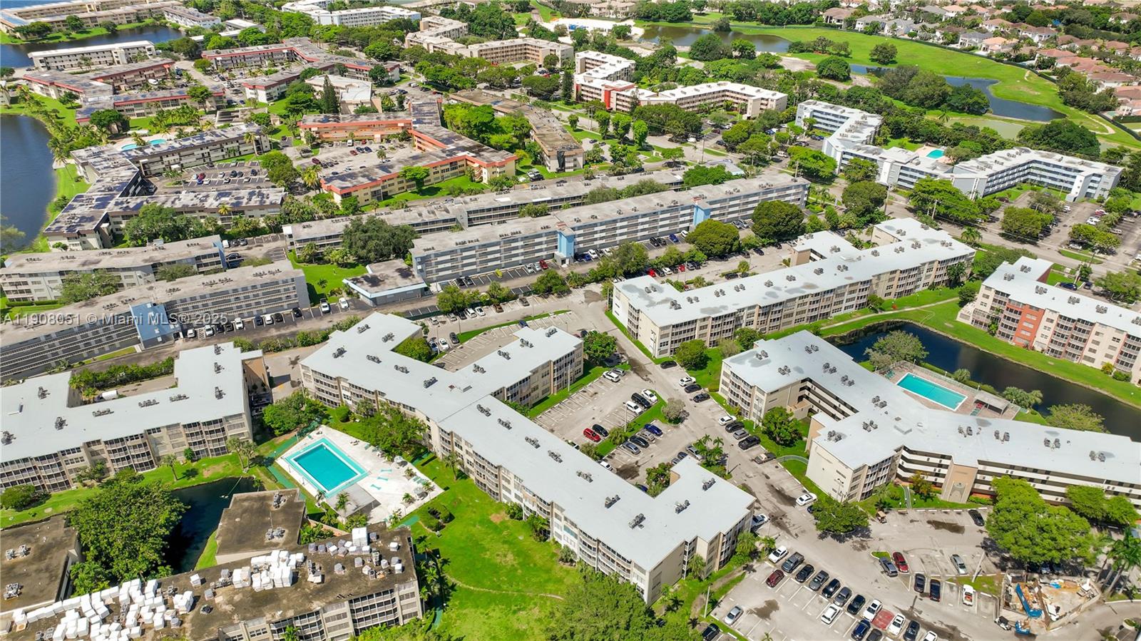 415 1 / 1 909 sq. ft. $ 2025-11-04 0 Photo