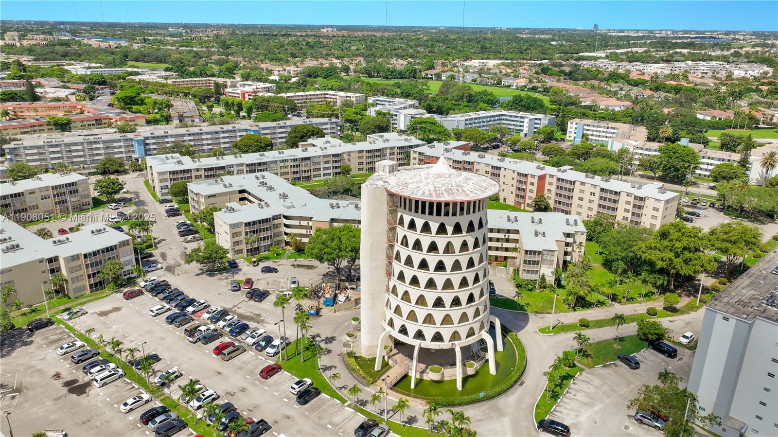 415 1 / 1 909 sq. ft. $ 2025-11-04 0 Photo