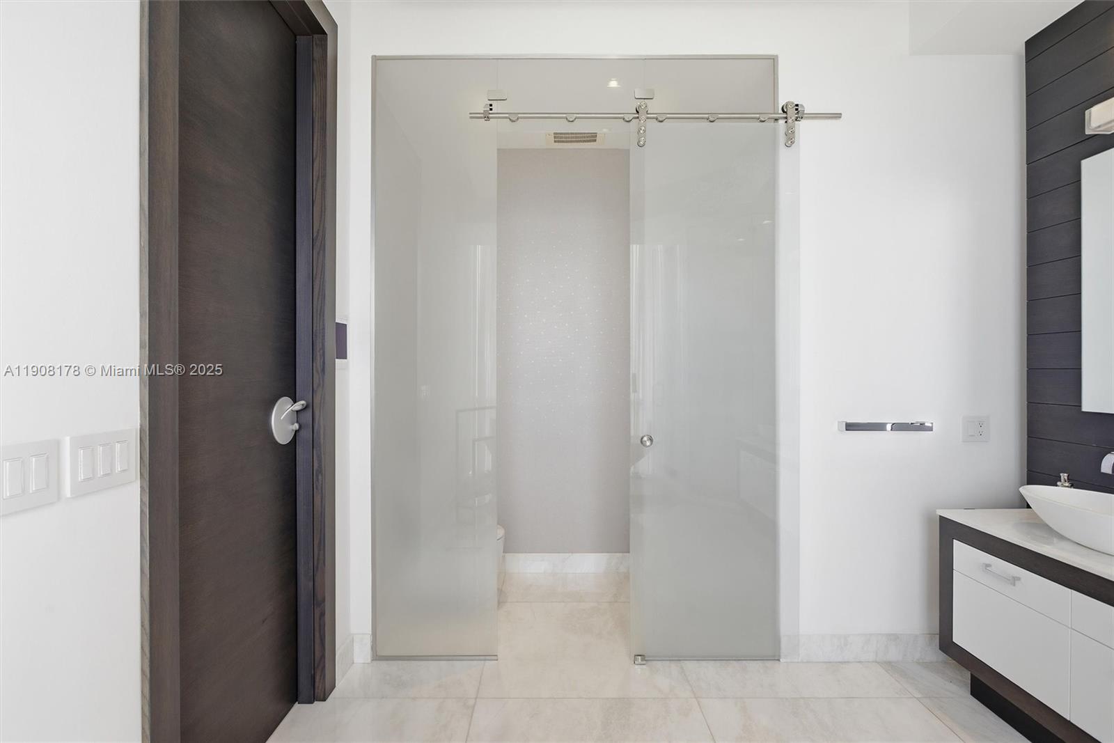 Ver detalles 3504 3 / 4 2327 sq. ft. $ 2025-11-04 0 foto