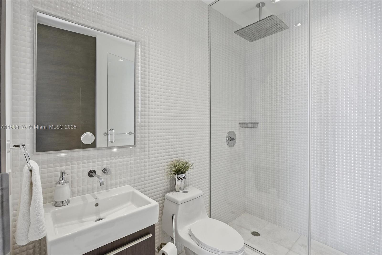 Ver detalles 3504 3 / 4 2327 sq. ft. $ 2025-11-04 0 foto