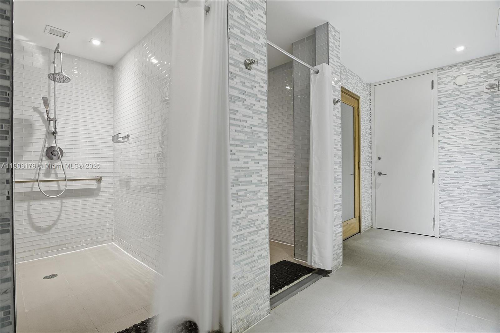 Ver detalles 3504 3 / 4 2327 sq. ft. $ 2025-11-04 0 foto