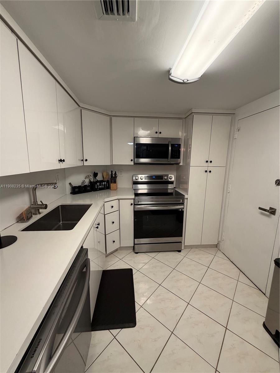 703 1 / 2 762 sq. ft. $ 2025-11-04 0 Photo