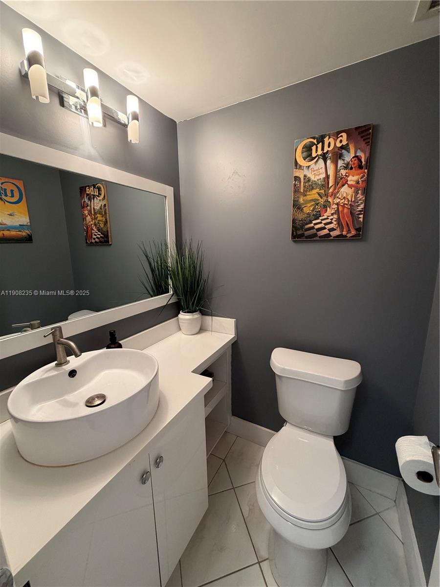 703 1 / 2 762 sq. ft. $ 2025-11-04 0 Photo