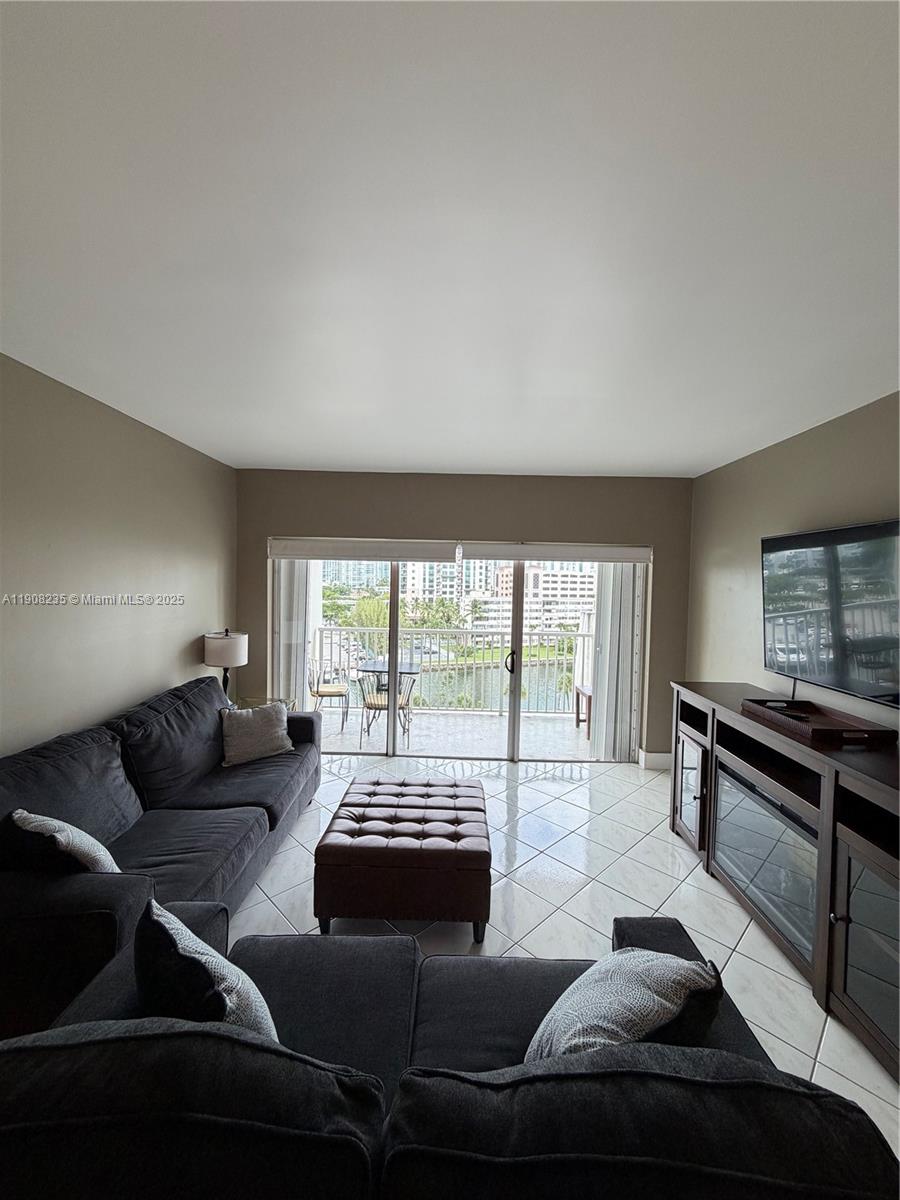 703 1 / 2 762 sq. ft. $ 2025-11-04 0 Photo