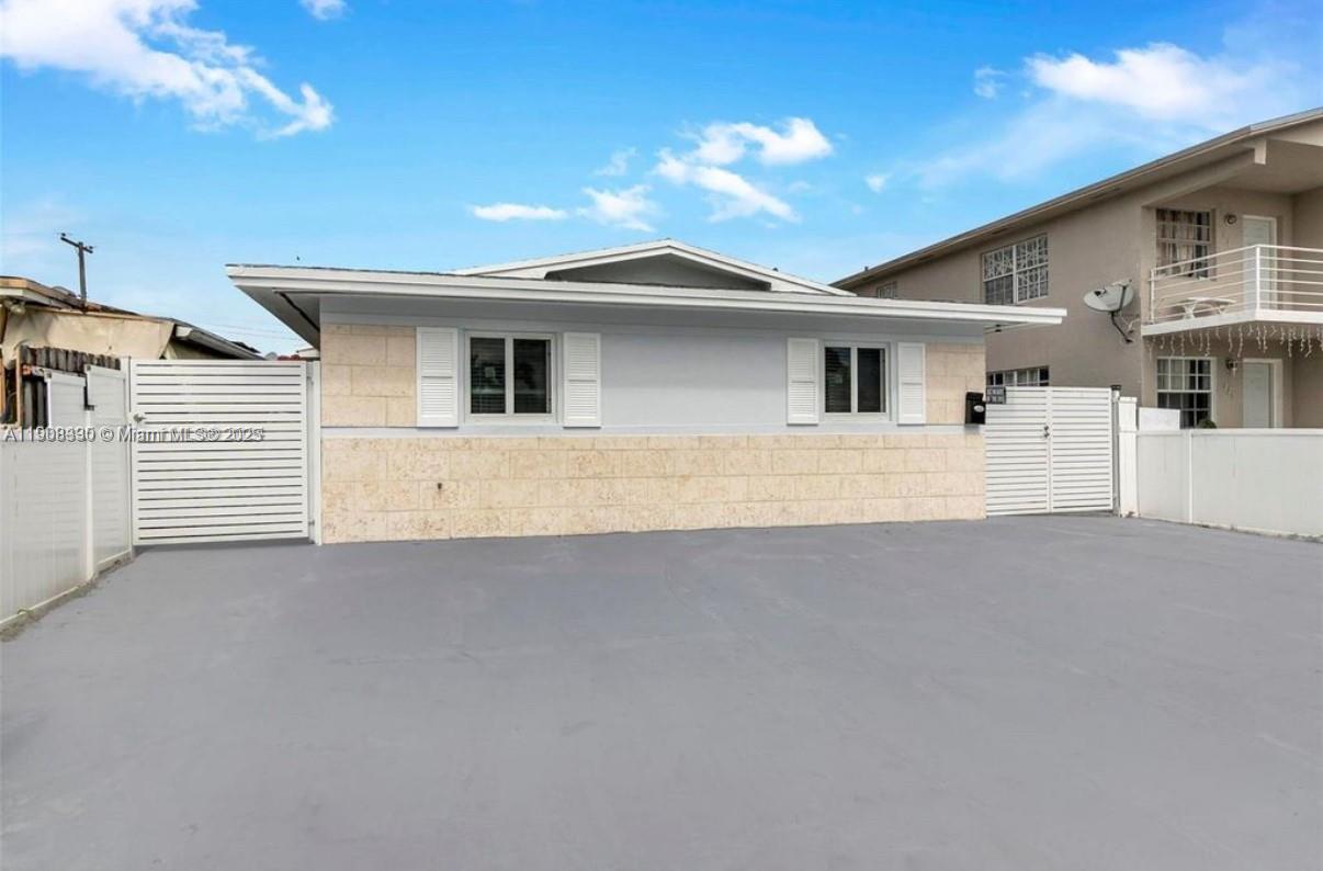   /  2054 sq. ft. $ 2025-11-04 0 Photo