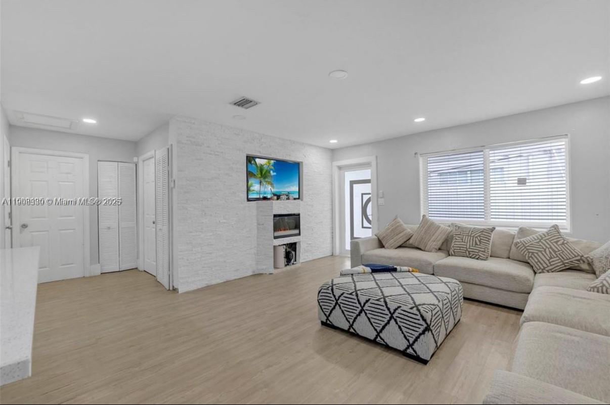   /  2054 sq. ft. $ 2025-11-04 0 Photo