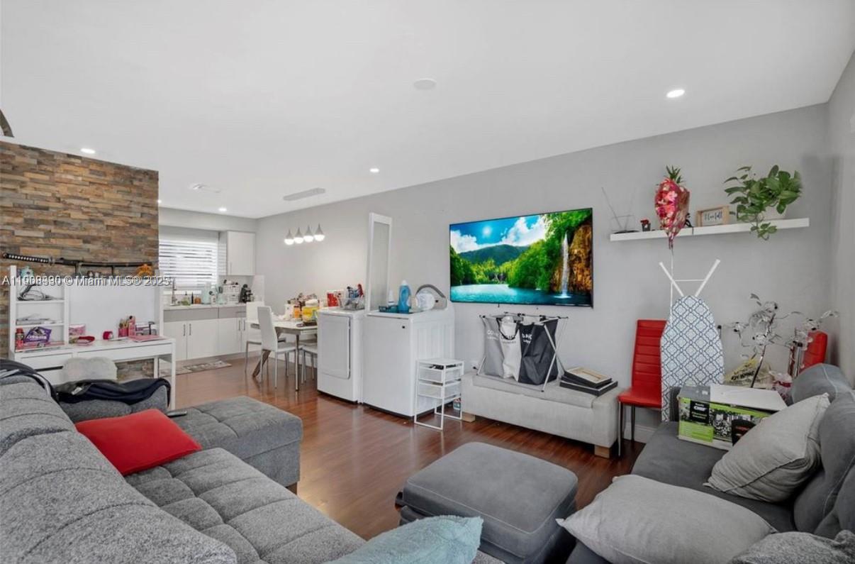   /  2054 sq. ft. $ 2025-11-04 0 Photo