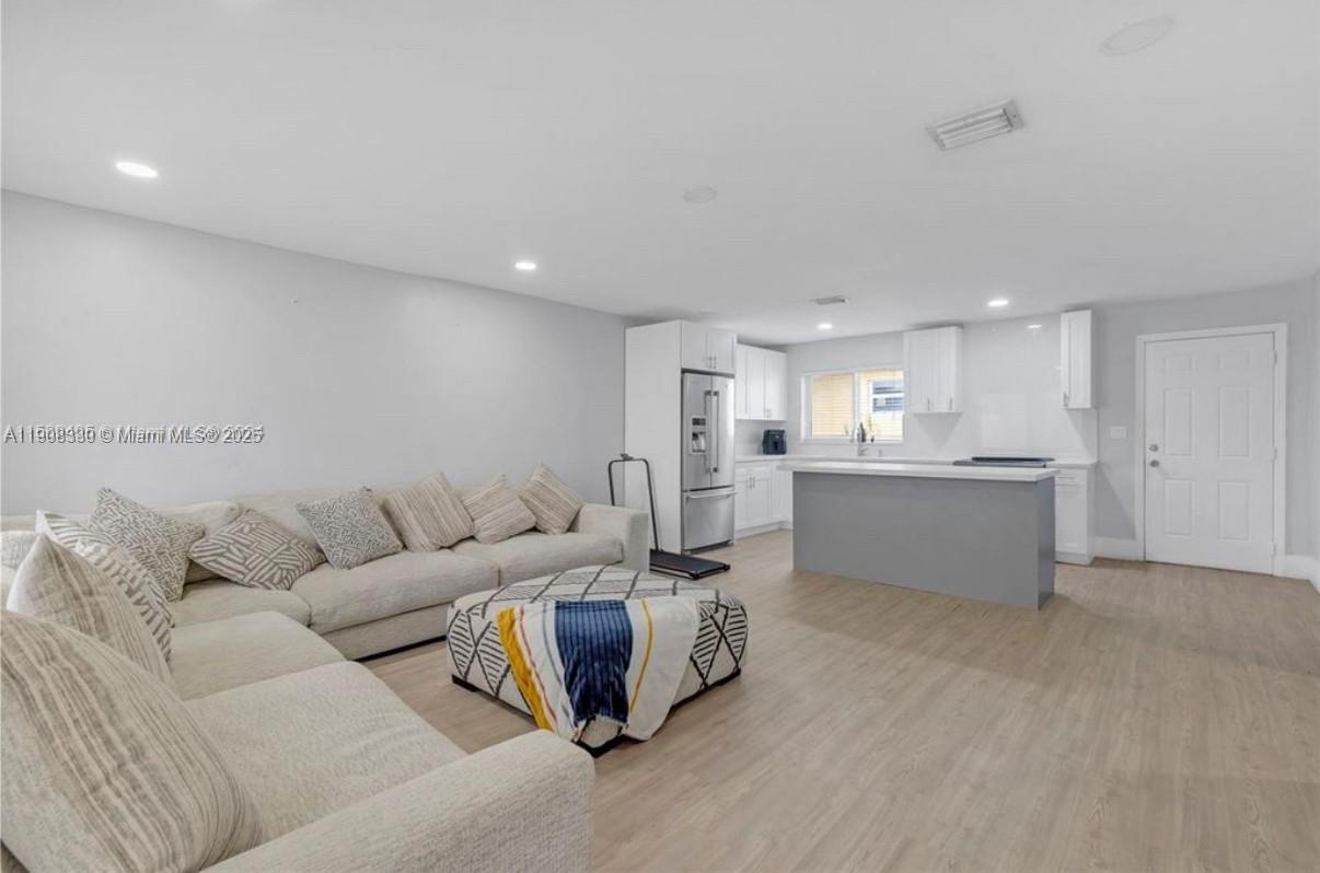   /  2054 sq. ft. $ 2025-11-04 0 Photo