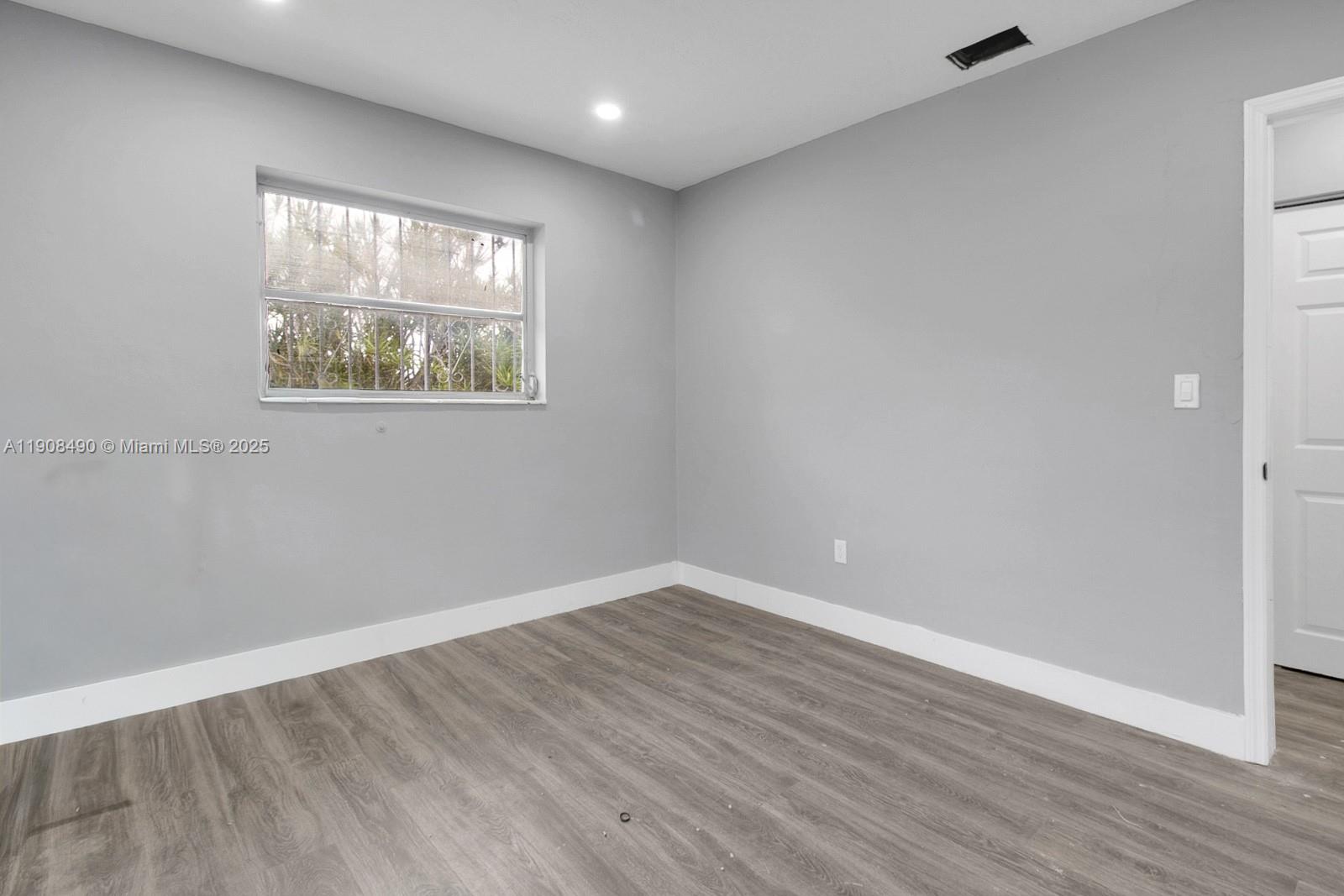 Подробнее / 2594 кв.футов $ 2025-11-05 0 Фото