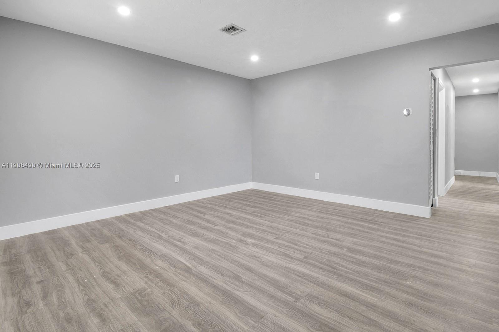 Подробнее / 2594 кв.футов $ 2025-11-05 0 Фото