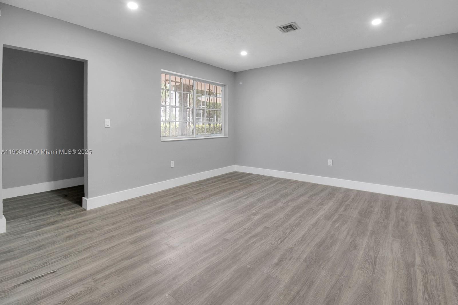 Подробнее / 2594 кв.футов $ 2025-11-05 0 Фото