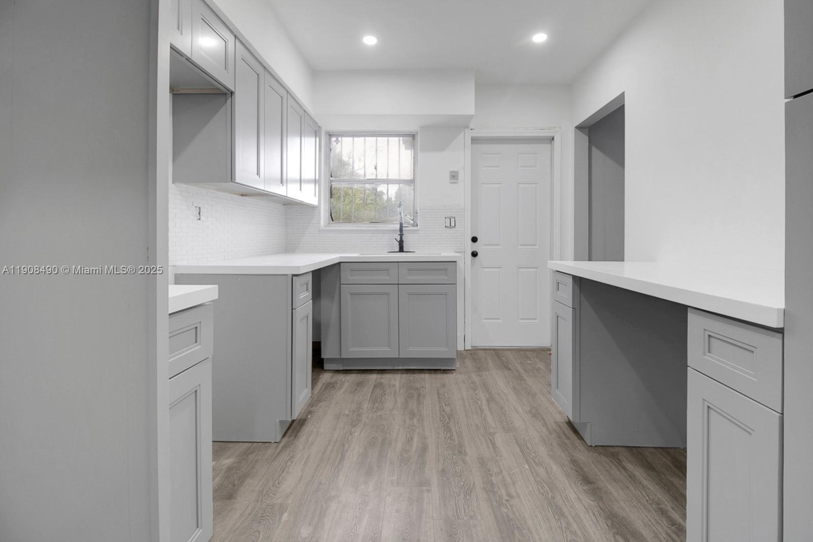 Подробнее / 2594 кв.футов $ 2025-11-05 0 Фото