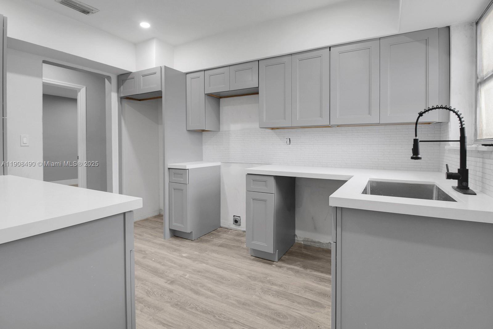 Подробнее / 2594 кв.футов $ 2025-11-05 0 Фото