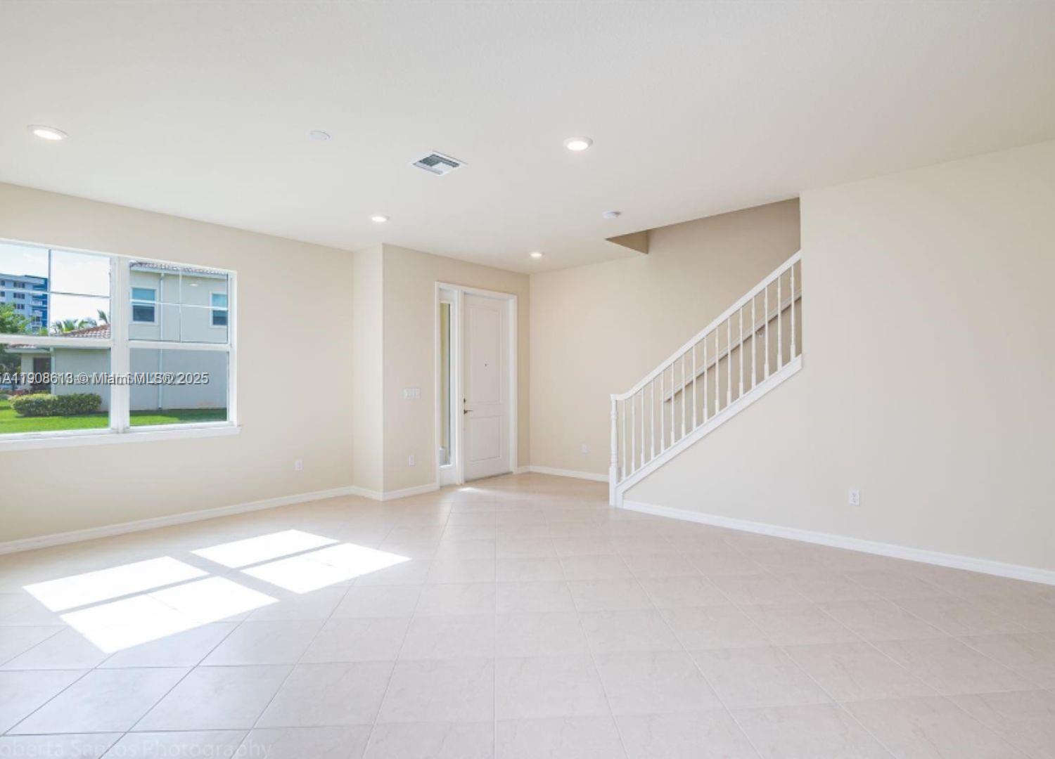 See details 3932 3 / 3 1673 sq. ft. $ 2025-11-05 0 Photo