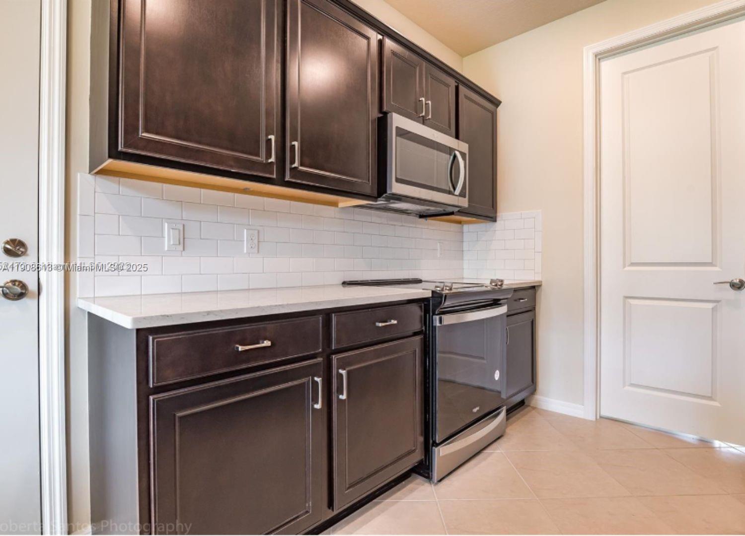 See details 3932 3 / 3 1673 sq. ft. $ 2025-11-05 0 Photo