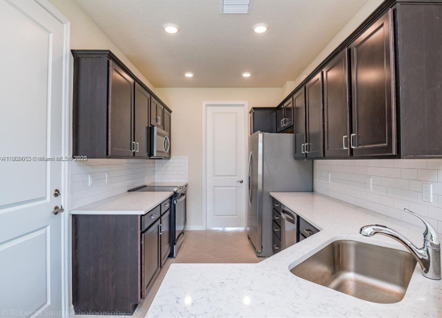 See details 3932 3 / 3 1673 sq. ft. $ 2025-11-05 0 Photo