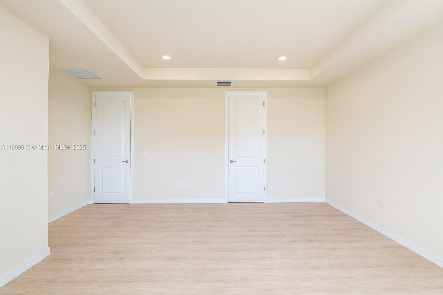 See details 3932 3 / 3 1673 sq. ft. $ 2025-11-05 0 Photo