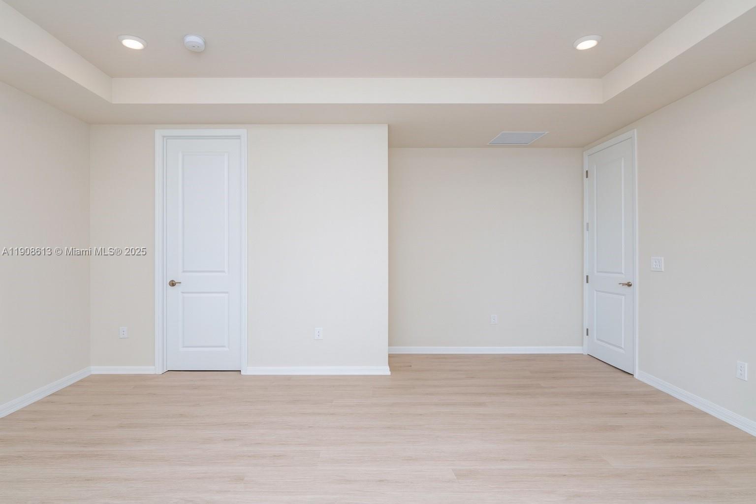 See details 3932 3 / 3 1673 sq. ft. $ 2025-11-05 0 Photo