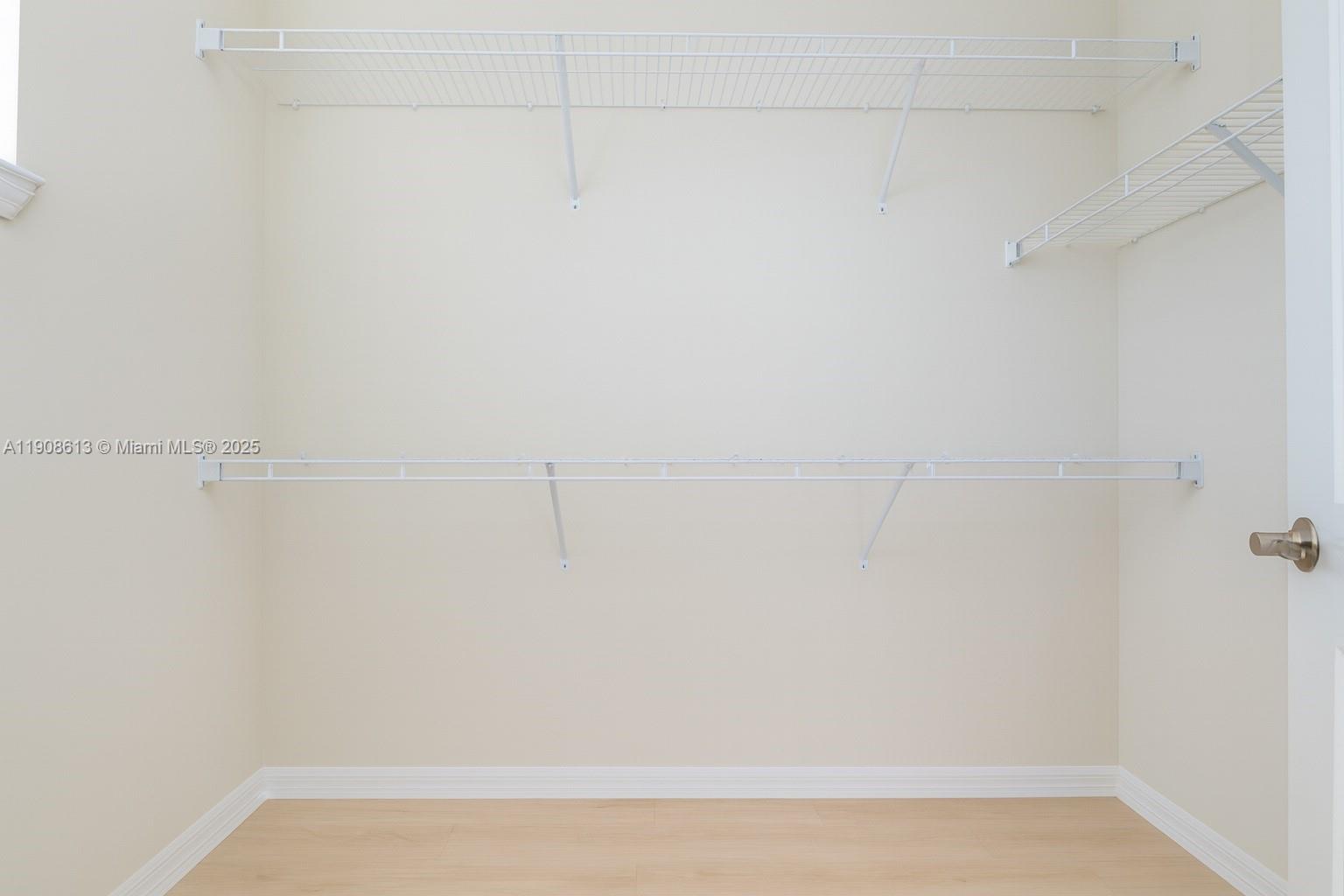 See details 3932 3 / 3 1673 sq. ft. $ 2025-11-05 0 Photo