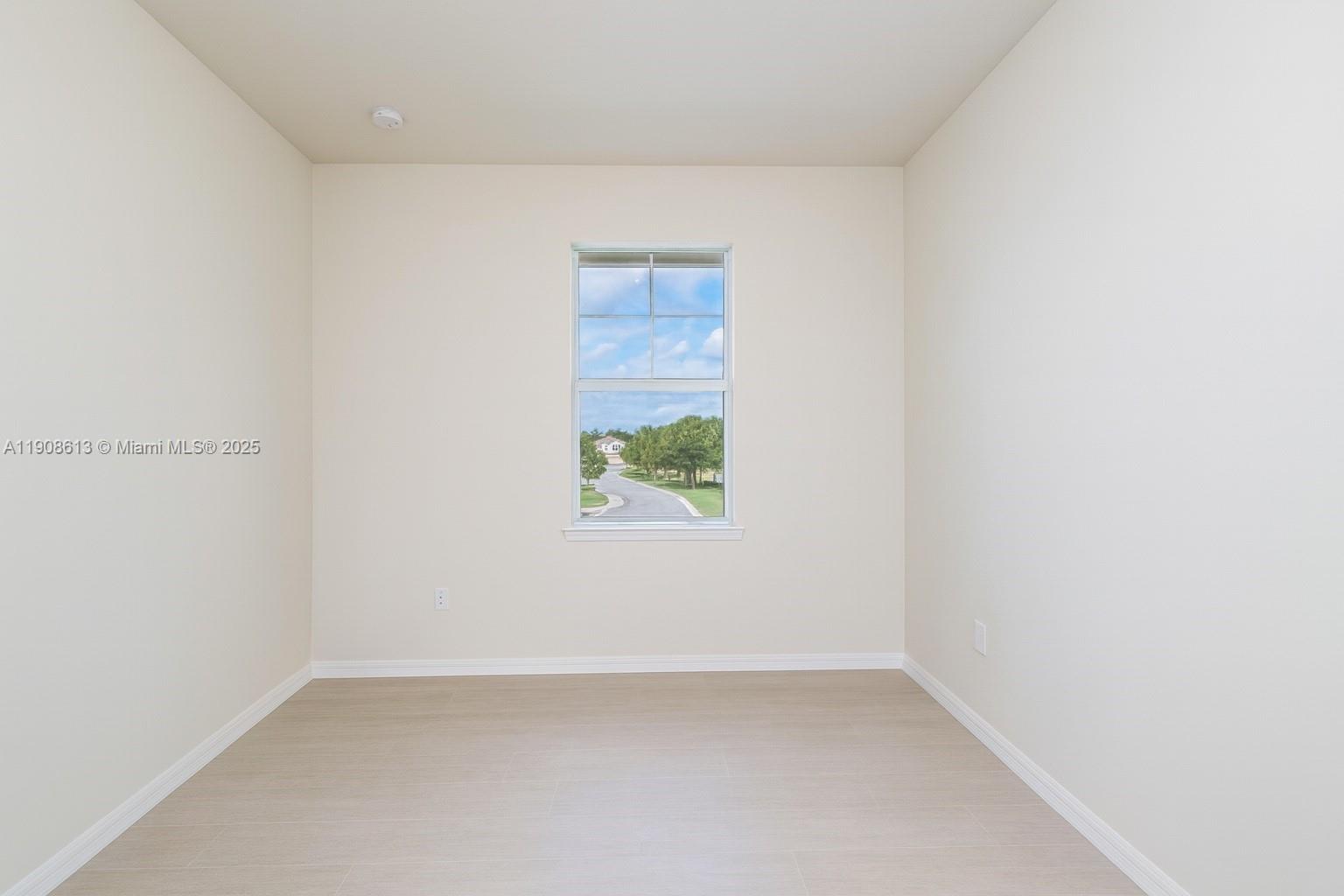 See details 3932 3 / 3 1673 sq. ft. $ 2025-11-05 0 Photo