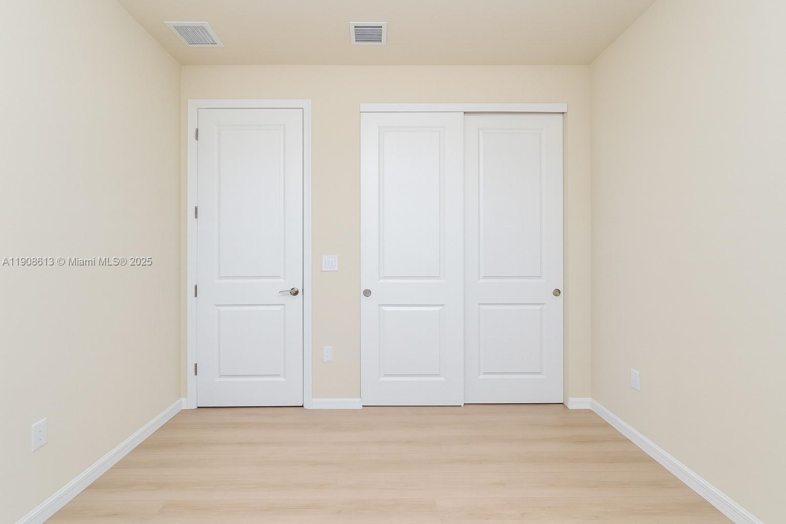 See details 3932 3 / 3 1673 sq. ft. $ 2025-11-05 0 Photo