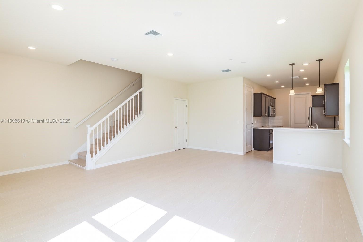 See details 3932 3 / 3 1673 sq. ft. $ 2025-11-05 0 Photo