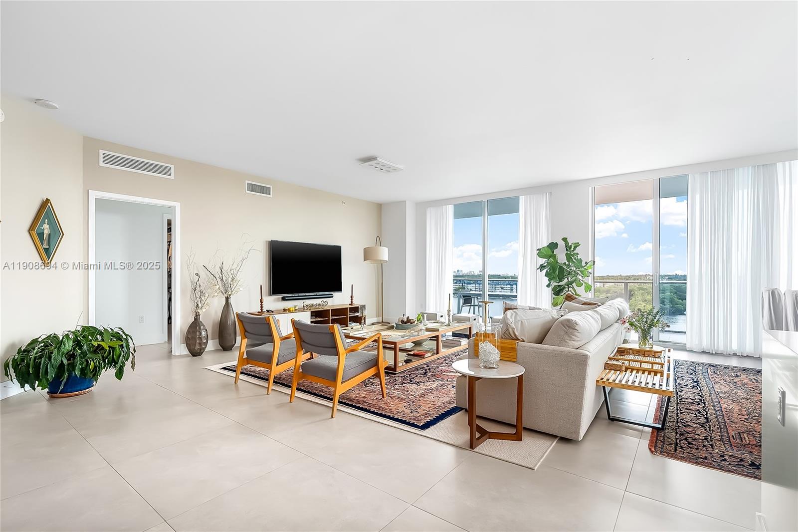Photo of 17111 Biscayne Blvd #902, North Miami Beach, Florida, 33160 -