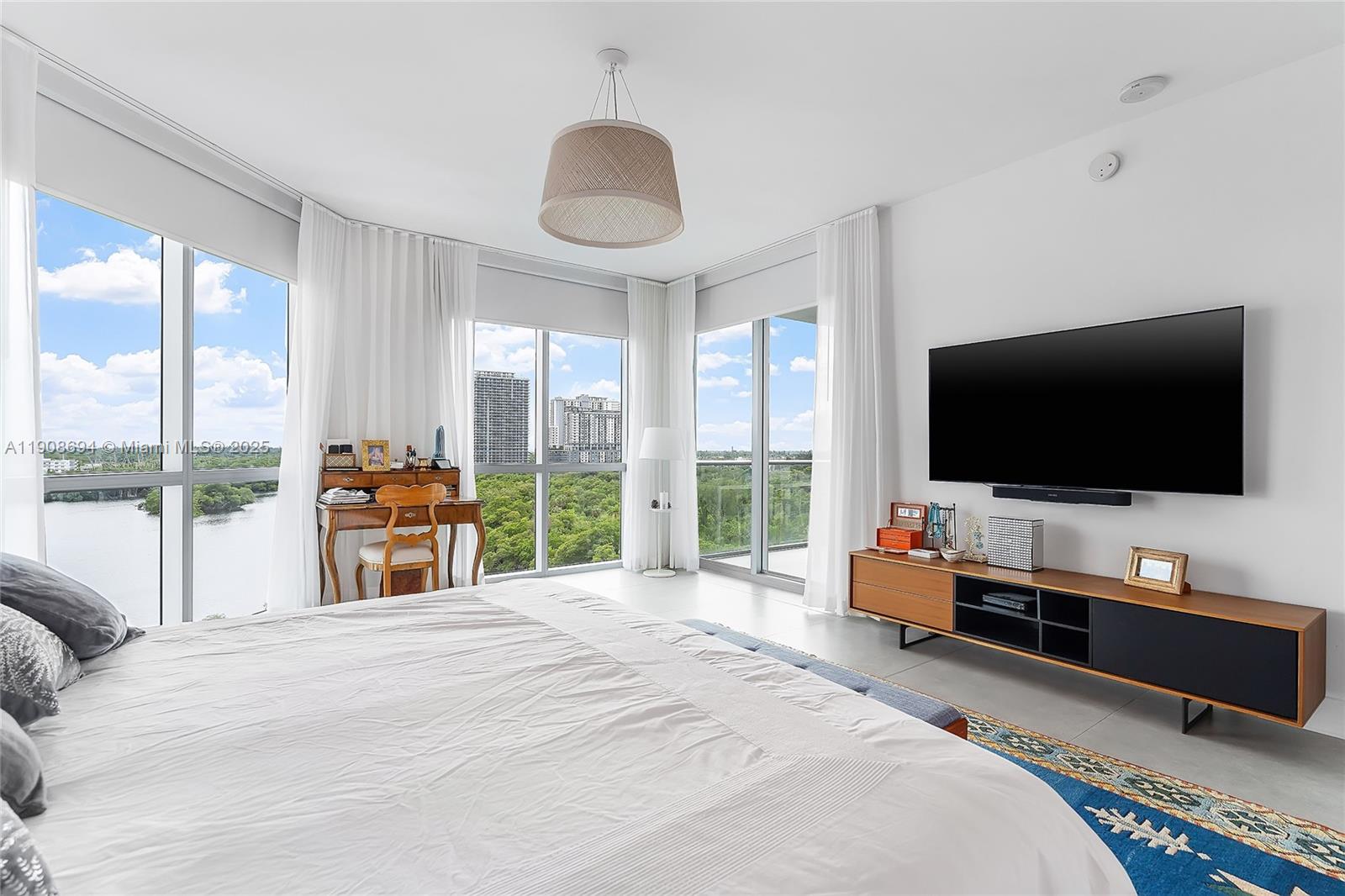 Photo of 17111 Biscayne Blvd #902, North Miami Beach, Florida, 33160 -